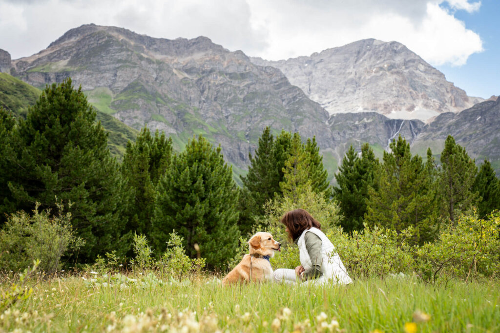 Hunde-Fotoshooting im Safiental: Hund und Mensch vor einerBergkulisse